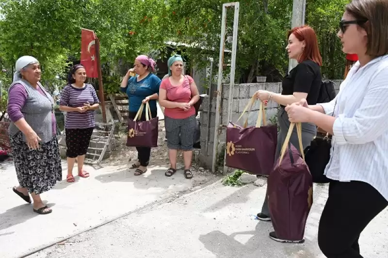 Adanalı Kadın Sanayiciler Hatay'da Depremzedelere Yardım çantası Dağıttı