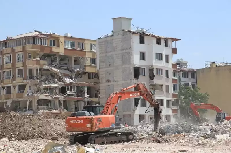 Depremlerden Etkilenen Hatay'da Ağır Hasarlı Binaların Yıkımı Sürüyor