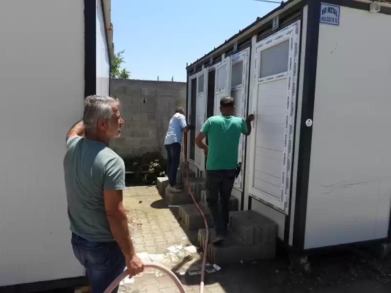 Samandağ'da Depremzedelerin Kaldığı Konteynerler Ilaçlanıyor 