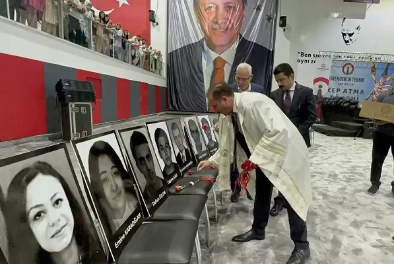 Hatay'da Depremde Hayatını Kaybeden 45 öğrenci Mezuniyet Töreninde Anıldı