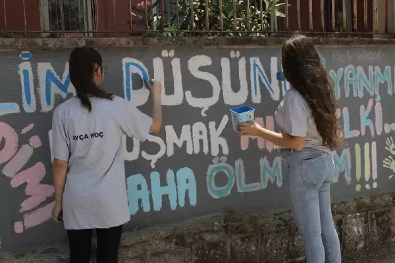 Hatay'da üniversite öğrencileri Okul Duvarlarına özlü Sözler Yazdı