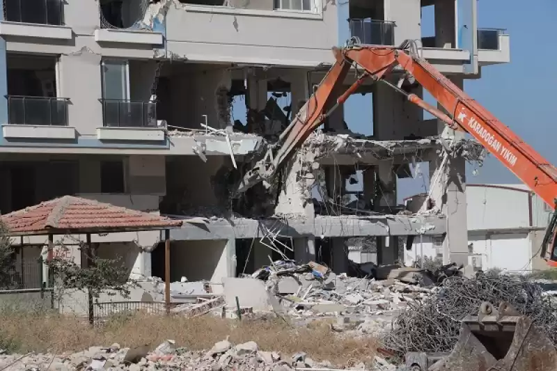 Hatay'da Ağır Hasarlı 9 Katlı Bina Kontrollü şekilde Yıkıldı