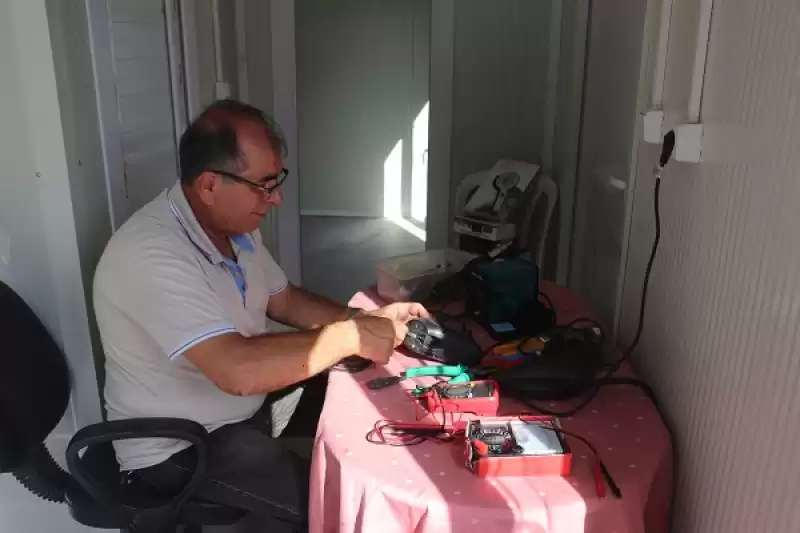 Türk Kızılay Depremde Tamirhanesi Yıkılan Hataylı Esnafa Konteyner Verdi