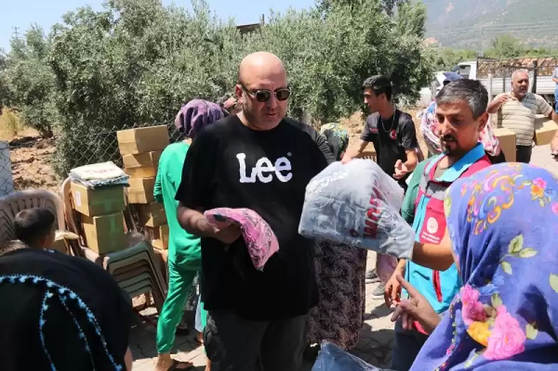 Hatay'daki Depremzedelere Kıyafet, Kırtasiye Ve Hijyen Kolisi Desteği