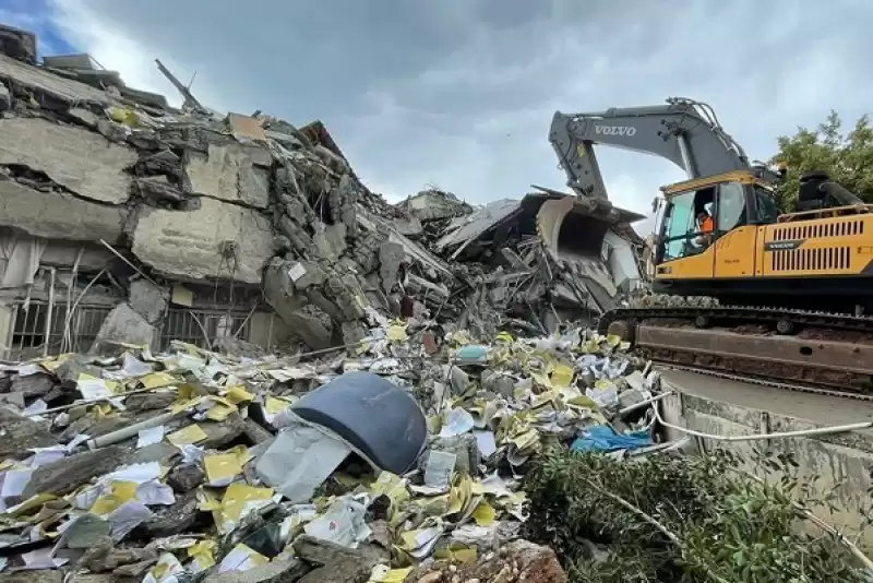 6 Şubat'tan Bu Yana Cenazeleri Arıyor