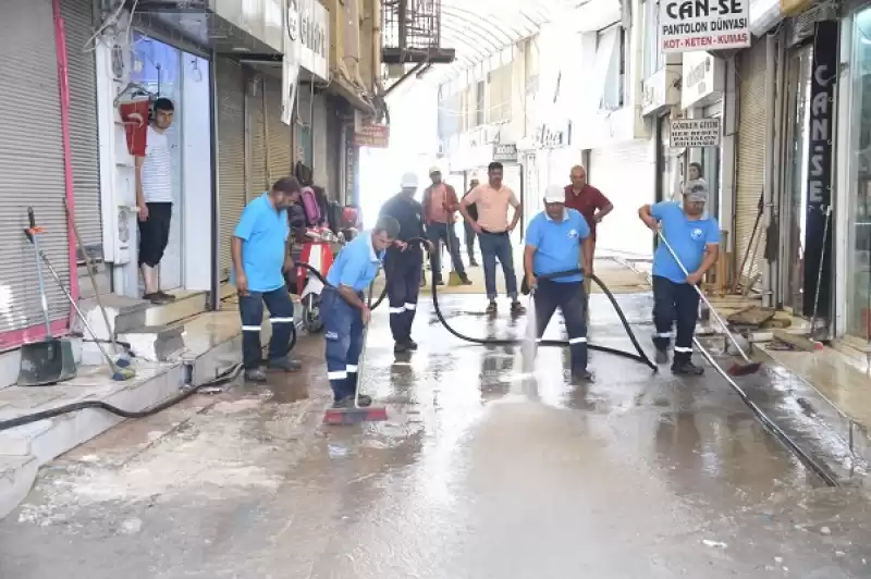 Yağmur Sonrası Uzun Çarşı’yı Antakya Belediyesi Ekipleri Temizledi