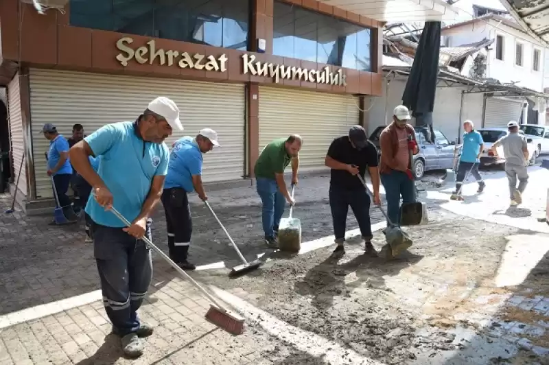 Yağmur Sonrası Uzun Çarşı’yı Antakya Belediyesi Ekipleri Temizledi