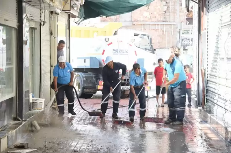 Yağmur Sonrası Uzun Çarşı’yı Antakya Belediyesi Ekipleri Temizledi