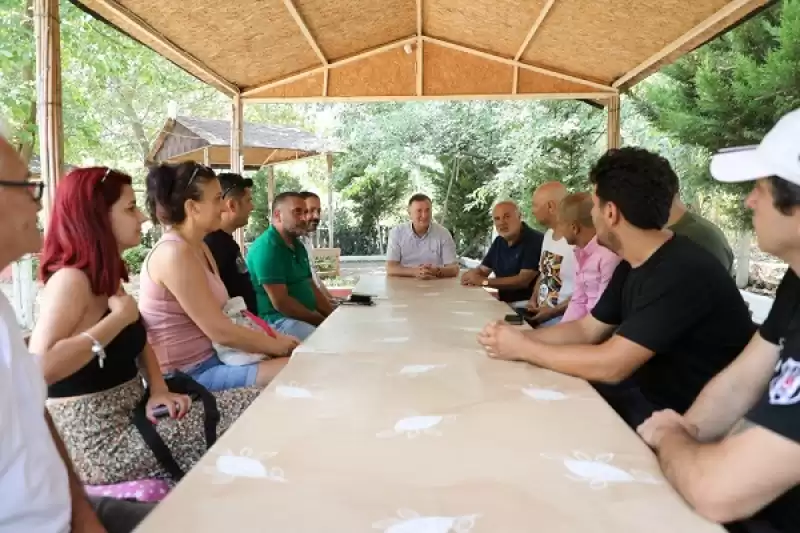 Lütfü Savaş Defneli Muhtar Ve Mahalle Sakinleri İle Bir Arada