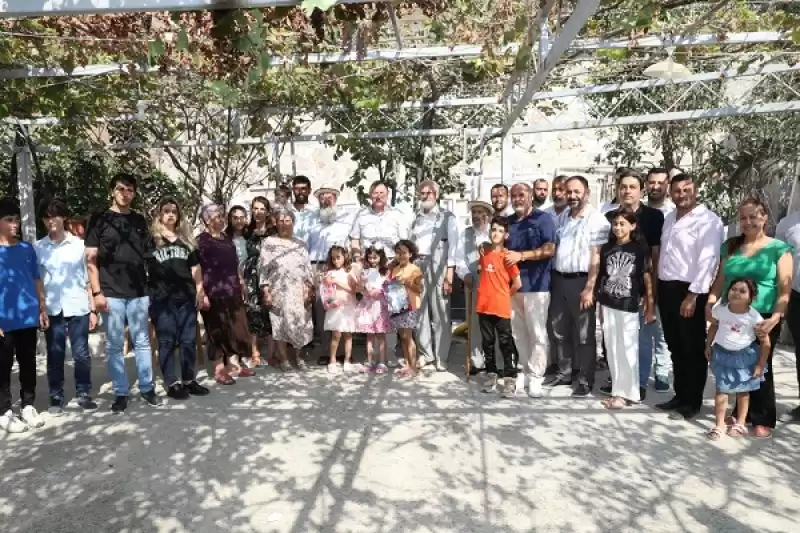 Lütfü Savaş Defneli Muhtar Ve Mahalle Sakinleri İle Bir Arada