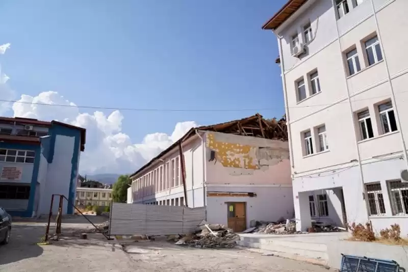 Hatay Kırıkhan’daki Hasarlı Okulu 90 Bin İBB çalışanı Inşa Edecek