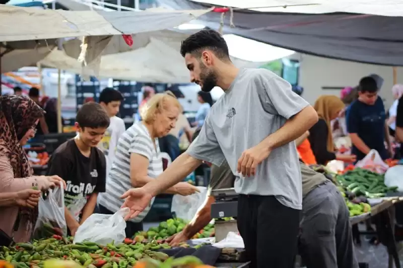 Hatay'da Semt Pazarında Babasıyla çalışan Genç, üniversiteyi Tam Burslu Kazandı