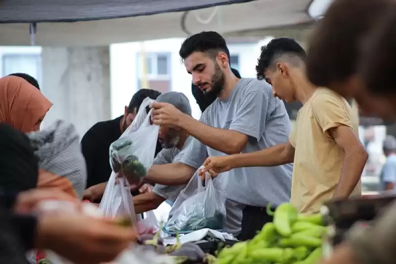 Hatay'da Semt Pazarında Babasıyla çalışan Genç, üniversiteyi Tam Burslu Kazandı