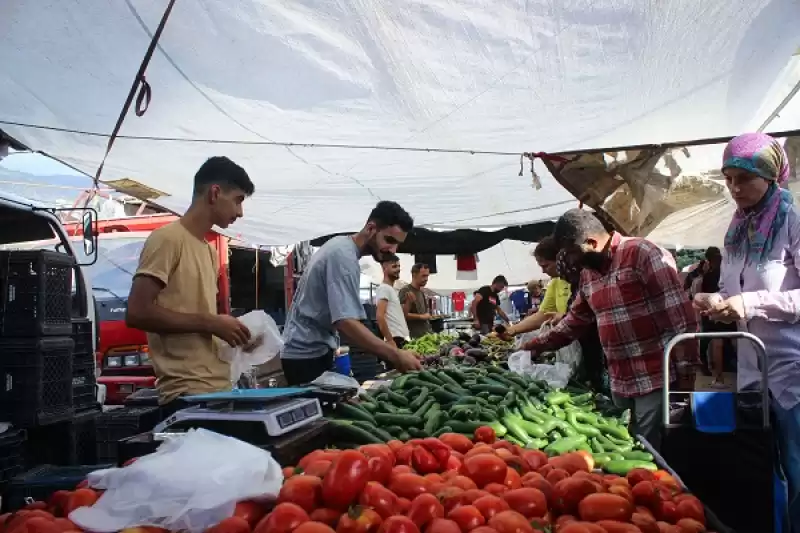 Hatay'da Semt Pazarında Babasıyla çalışan Genç, üniversiteyi Tam Burslu Kazandı