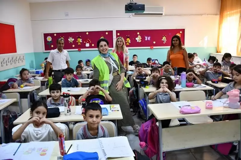 İstanbul'dan Geldiler Hataylı öğrencileri Sevindirdiler