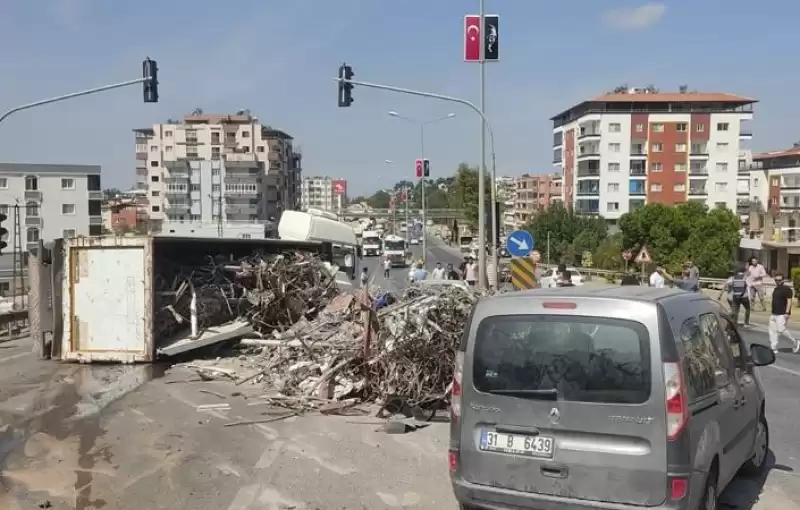 Hatay'da Hurda Inşaat Demiri Yüklü Tır Devrildi