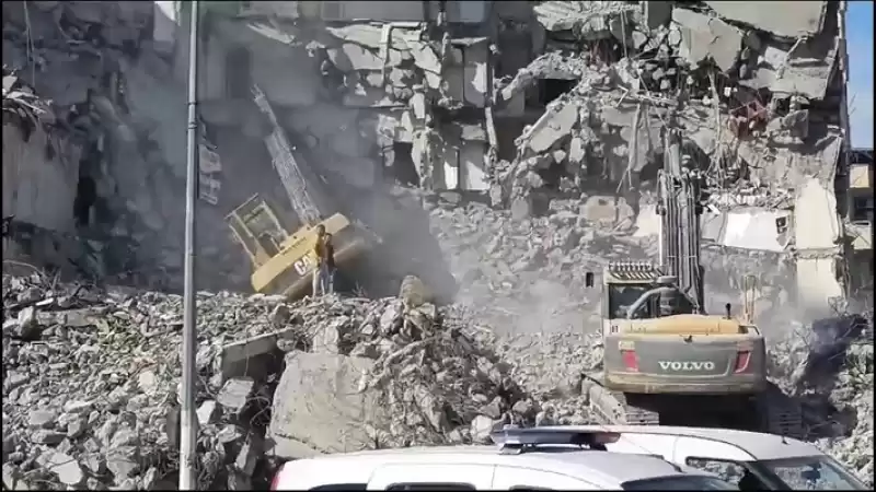 İş Makinesi Yıkım Sırasında Devrildi!