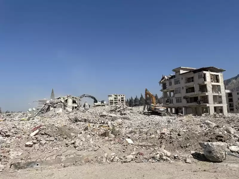 Hatay'da Ağır Hasarlı Binaların Kontrollü Yıkımı Devam Ediyor 