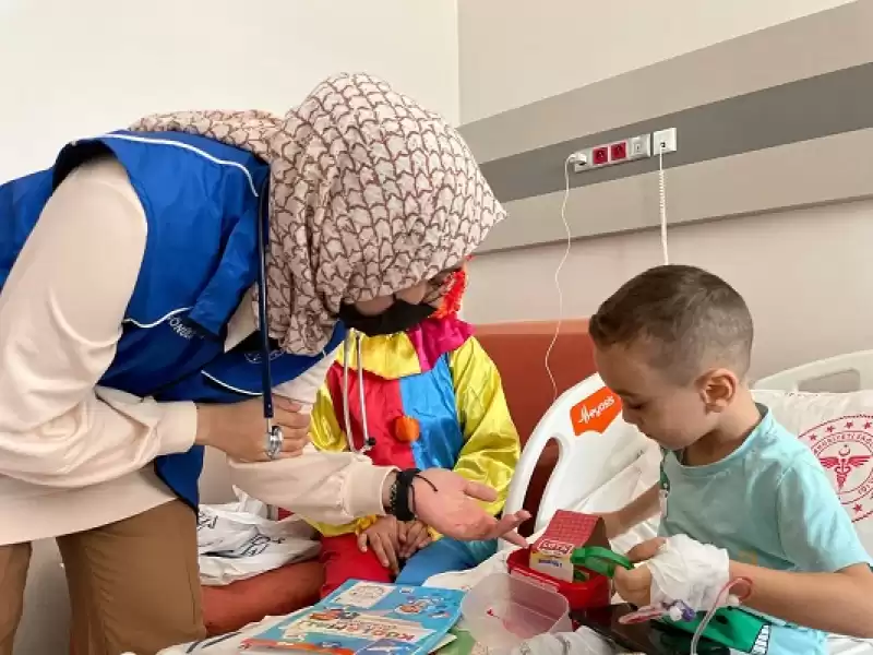 Hatay'da Gönüllü Gençlerden Hasta çocuklara Moral Ziyareti