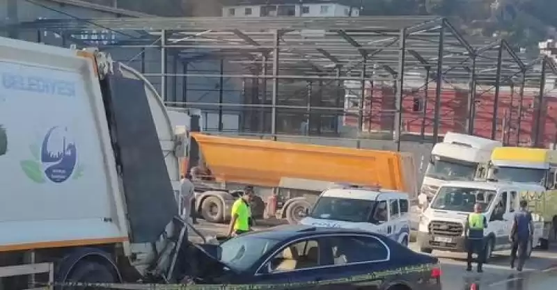 Hatay'da Otomobille çöp Kamyonu Arasına Sıkışan  Temizlik Işçisi öldü 