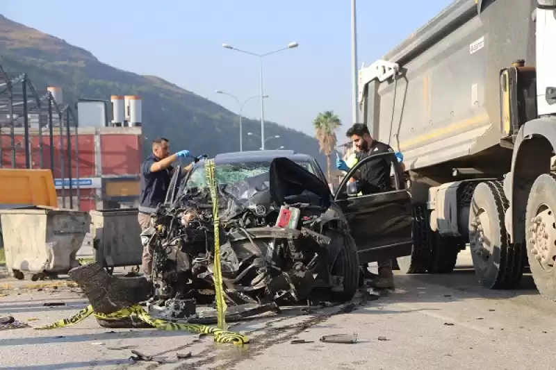 Hatay'da Otomobille çöp Kamyonu Arasına Sıkışan Temizlik Işçisi öldü