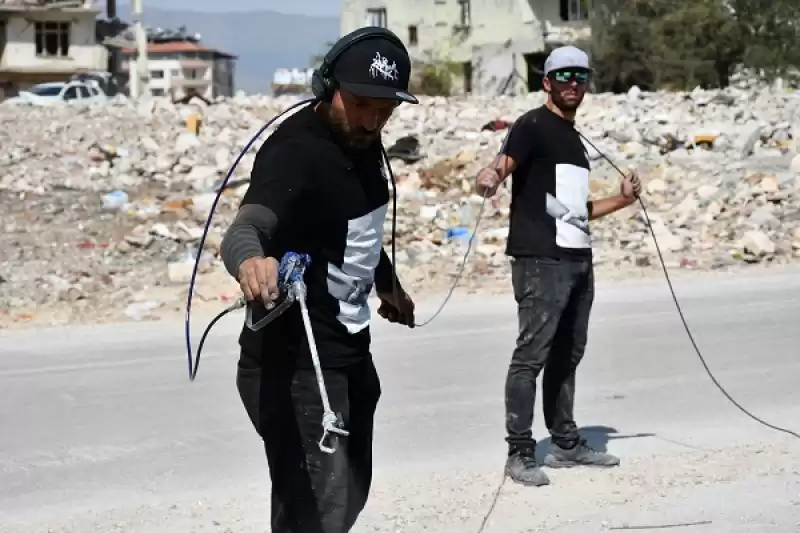 Depremlerin Vurduğu Hatay'da Yıkıntılar Arasında Birliktelik Ve Yardımlaşmayı Resmediyor