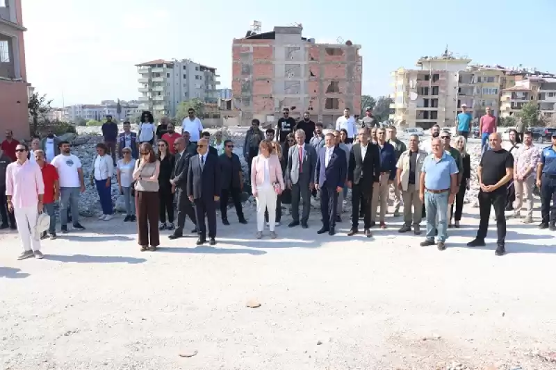 Fransız Sanatçı, Hatay'da Yıkıntılar Arasında çizdiği Resmi Tanıttı