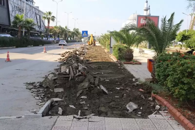 Depremde Zarar Gören İskenderun Sahilindeki Kaldırımlar Yenileniyor