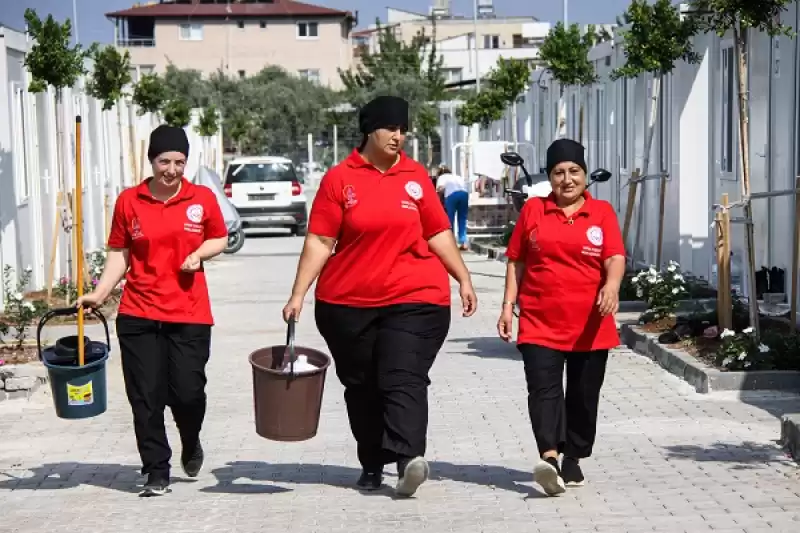 Engelli Ve Yaşlı Depremzedelerin Konteyner Temizliği Ve Kişisel Bakımı Vefa Ekibinden