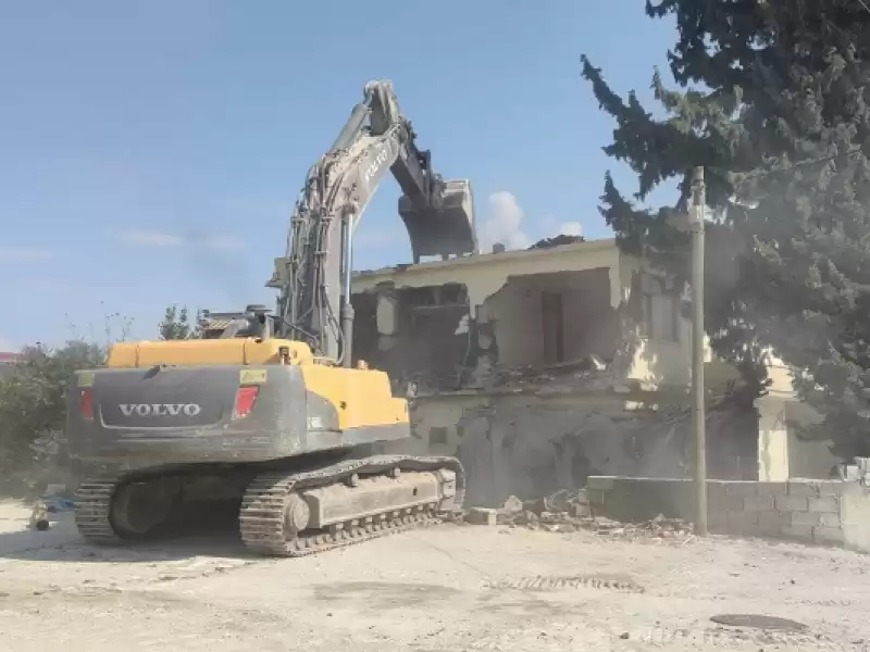 Hatay'da Depremlerde Ağır Hasar Alan 5 Bina Kontrollü Yıkıldı