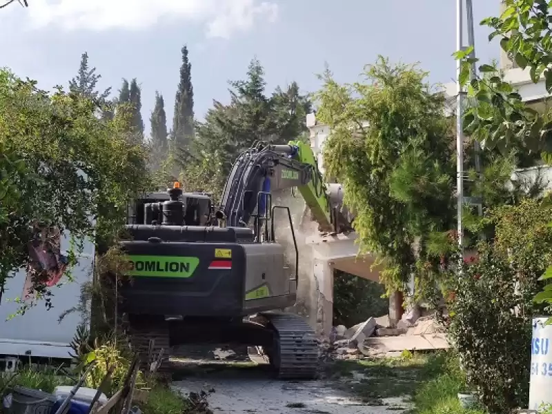 Hatay'da Depremlerde Ağır Hasar Alan 5 Bina Kontrollü Yıkıldı