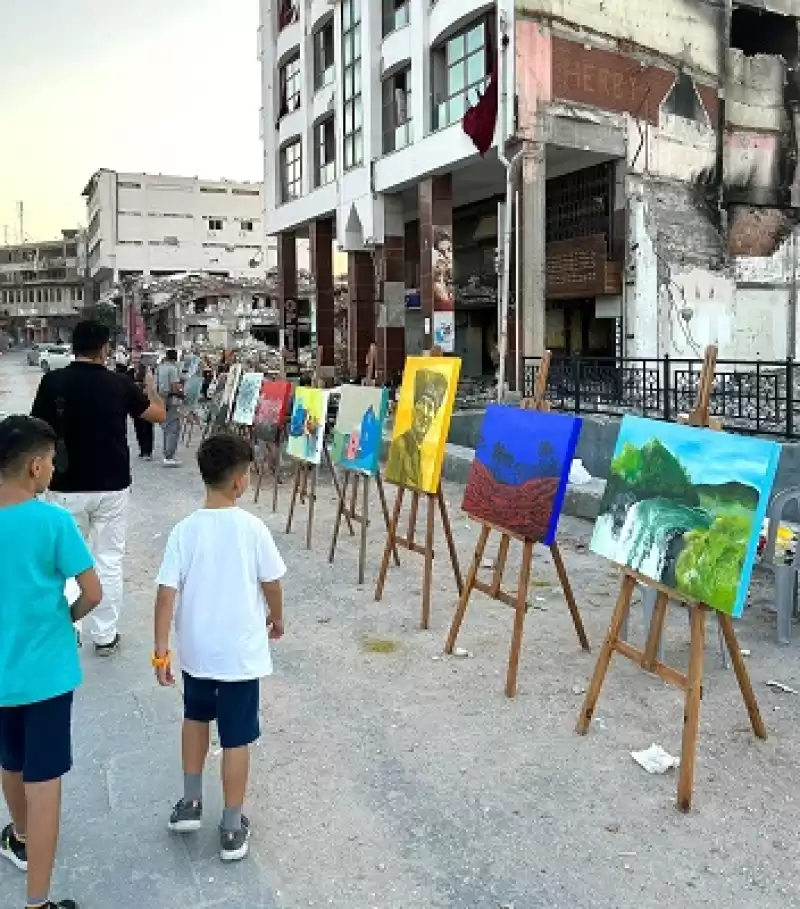 Yıkıntılar Arasında Sanat Yaptılar