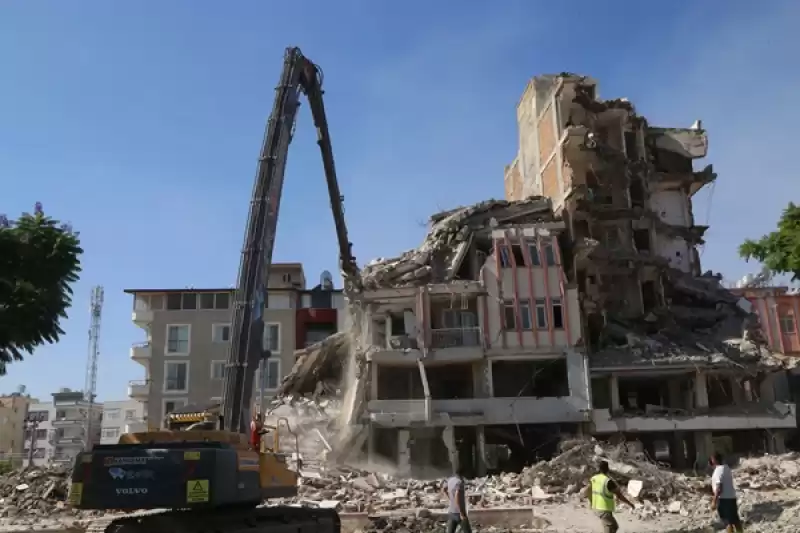 Hatay'da Depremlerde Ağır Hasar Alan 4 Bina Kontrollü Yıkıldı