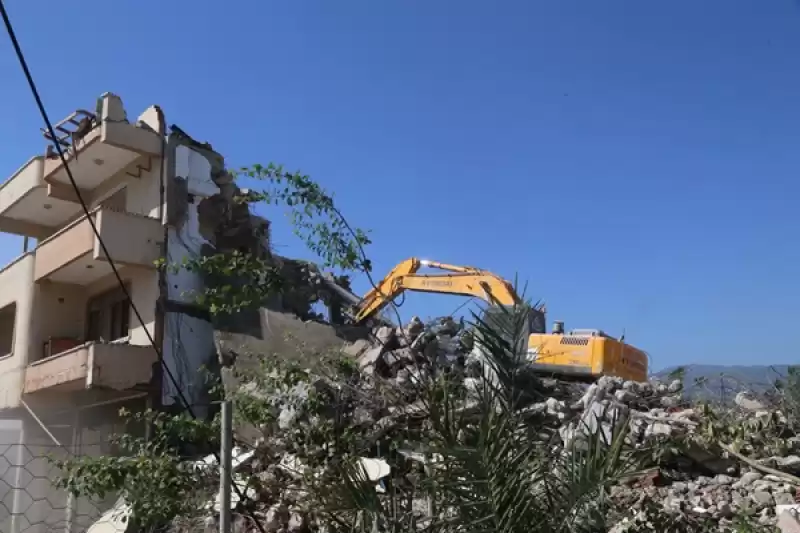 Hatay'da Depremlerde Ağır Hasar Alan 4 Bina Kontrollü Yıkıldı