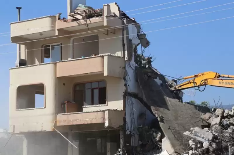 Hatay'da Depremlerde Ağır Hasar Alan 4 Bina Kontrollü Yıkıldı