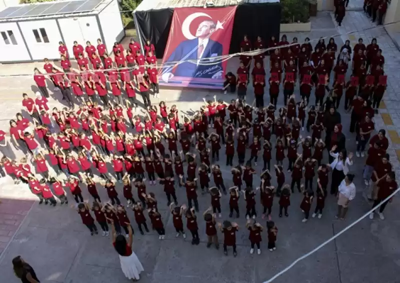 İskenderun'da öğrenciler Cumhuriyet'in 100. Yılını Kutladı