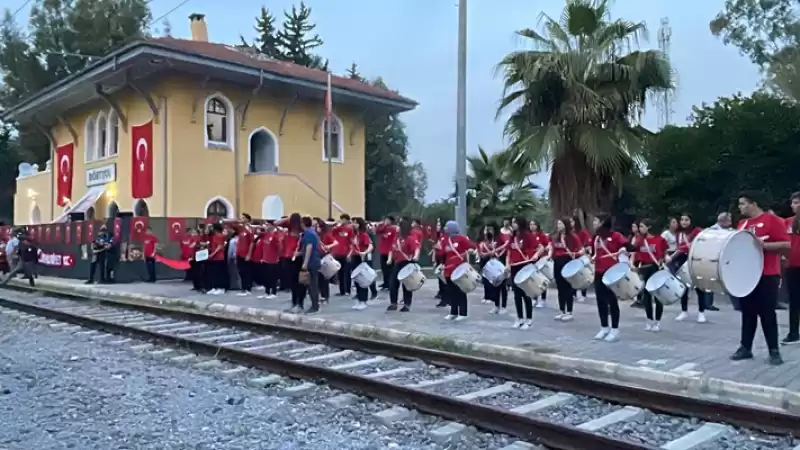 Hatay'da Süslenen Tren, Kurtuluş Savaşı'nda Ilk Kurşunun Atıldığı Dörtyol'a öğrenci Taşıdı