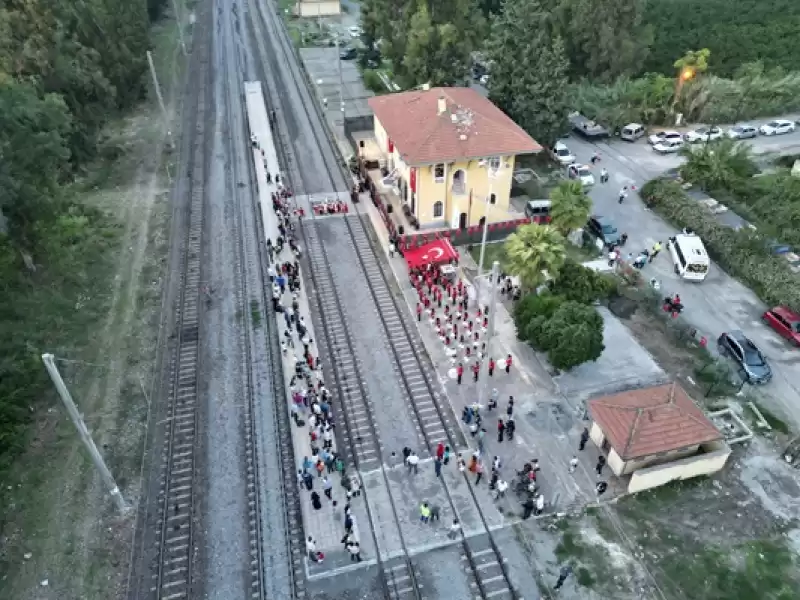 Hatay'da Süslenen Tren, Kurtuluş Savaşı'nda Ilk Kurşunun Atıldığı Dörtyol'a öğrenci Taşıdı