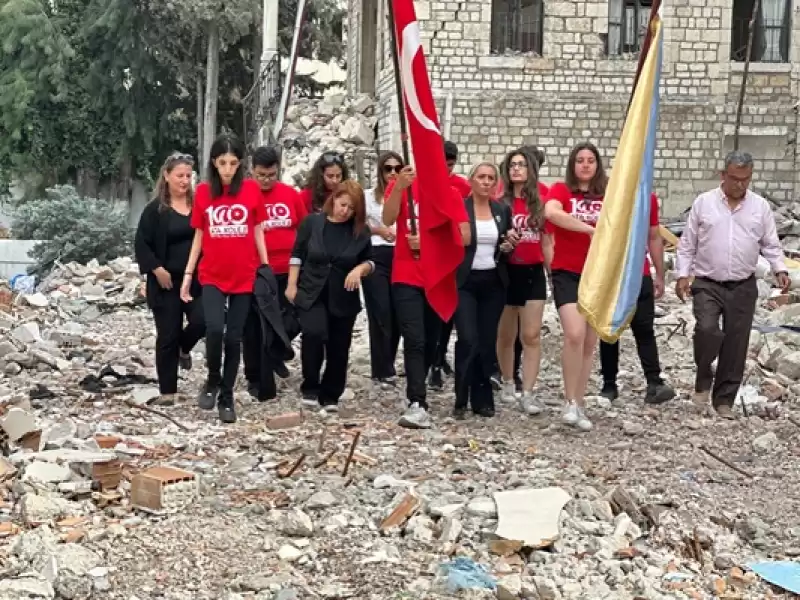 Cumhuriyet Bayramı’nı Yıkılan Okullarında Kutladılar