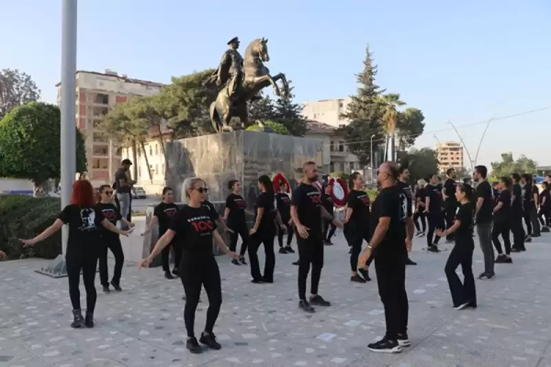 Hatay'da Cumhuriyet'in 100. Yılı Kutlamaları Kapsamında 100 Kişi Zeybek Oynadı