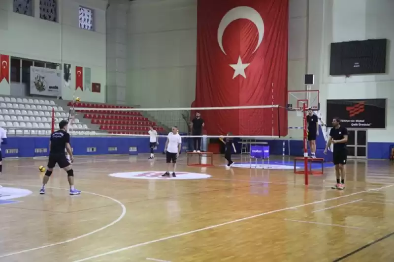 Hatay'ın Erkek Voleybol Takımı, Ligi Orta Sıralarda Tamamlamak Istiyor