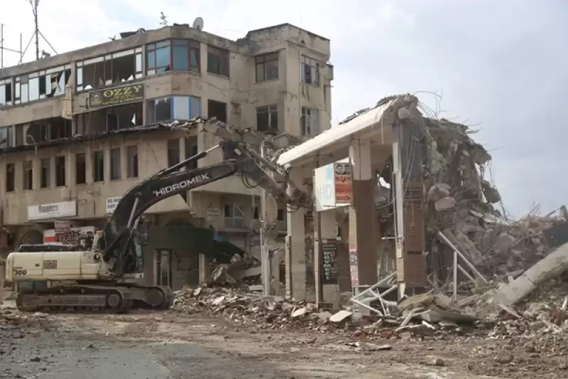 Hatay'da Depremlerde Ağır Hasar Alan 3 Iş Hanı Kontrollü Yıkıldı