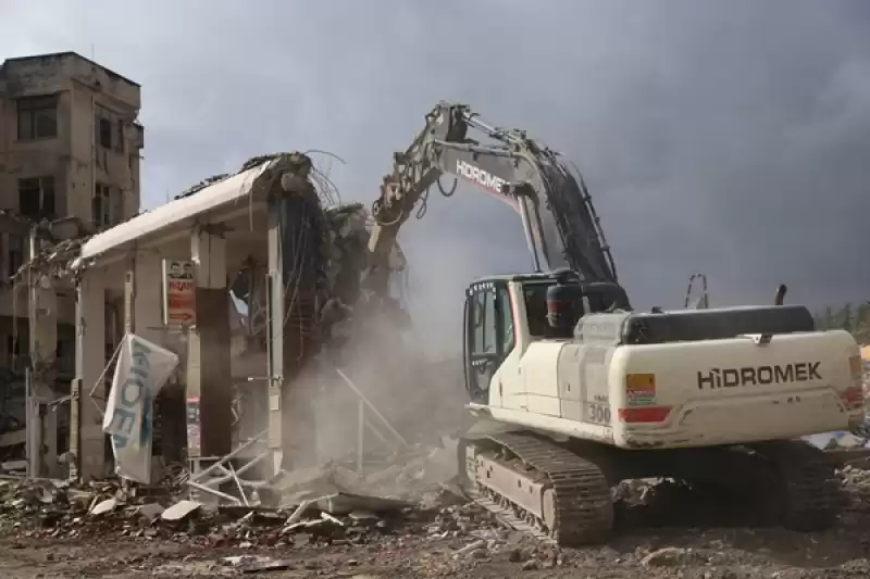 Hatay'da Depremlerde Ağır Hasar Alan 3 Iş Hanı Kontrollü Yıkıldı