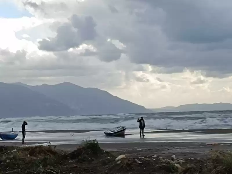 Hatay'da Sağanak Nedeniyle Deniz Taştı, Sahil Bandı Su Altında Kaldı