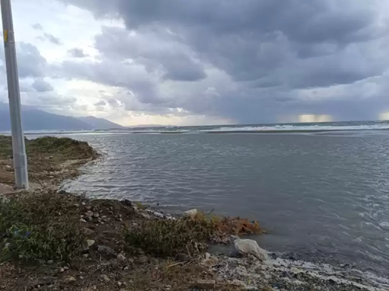 Hatay'da Sağanak Nedeniyle Deniz Taştı, Sahil Bandı Su Altında Kaldı