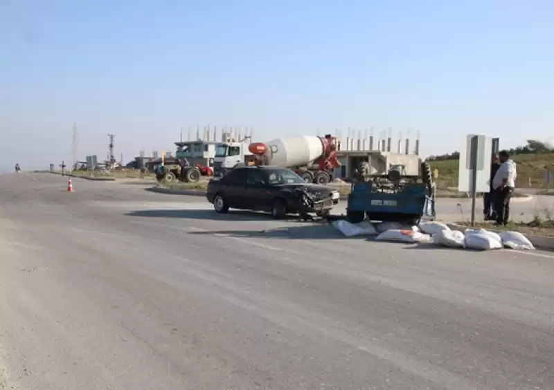 Hatay'da Otomobil Ile Tarım Aracının çarpıştığı Kazada 4 Kişi Yaralandı