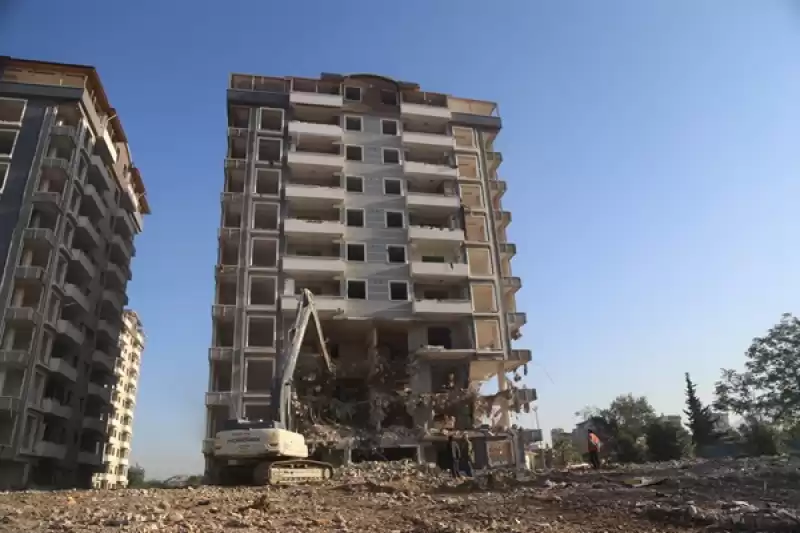 Hatay'da Depremlerde Ağır Hasarlı Olan Binalar Kontrollü Yıkıldı