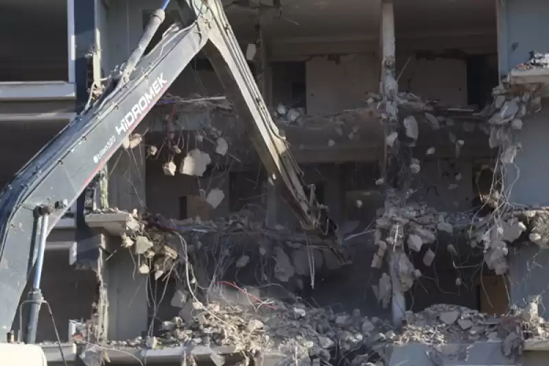 Hatay'da Depremlerde Ağır Hasarlı Olan Binalar Kontrollü Yıkıldı