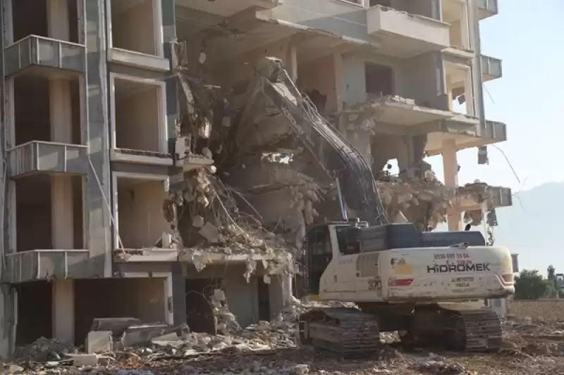 Hatay'da Depremlerde Ağır Hasarlı Olan Binalar Kontrollü Yıkıldı