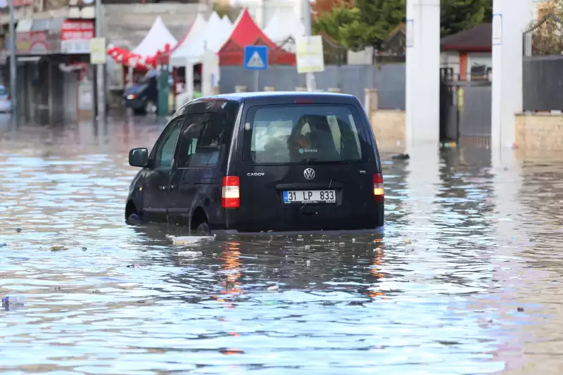 Hatay'da İskenderun'da Sağanak Ve Kuvvetli Rüzgar Hayatı Olumsuz Etkiledi